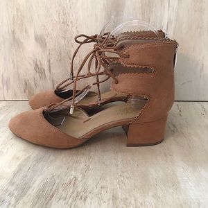 Franco Sarto Finnick Block Heeled Ankle Tie Shoe in Camel Color. Size: 7
